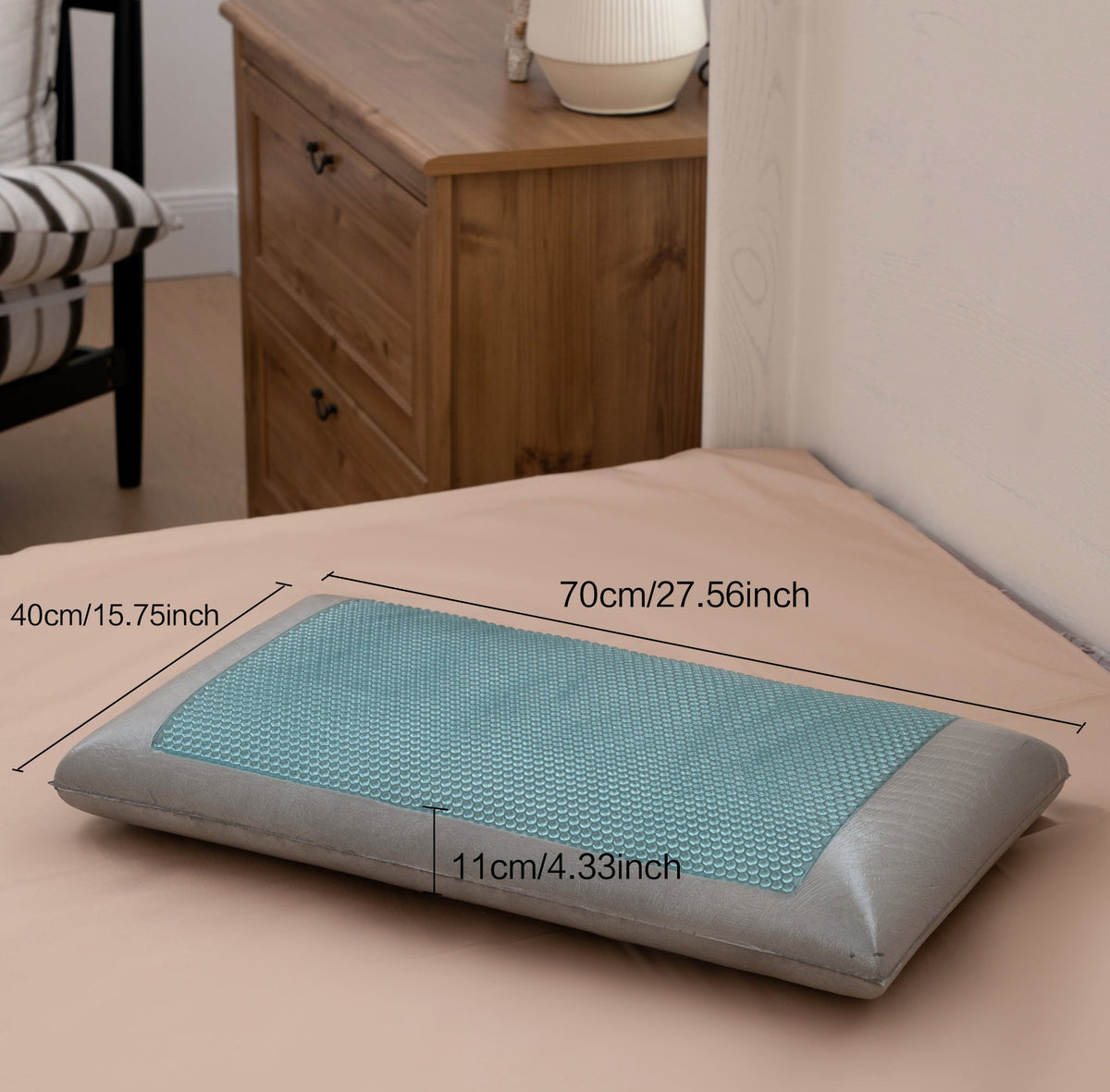 Measurement chart of a pillow on a bed with dimensions labeled